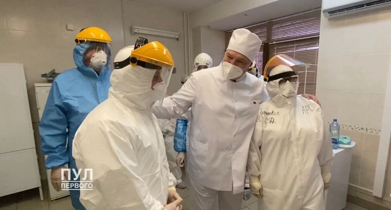 Лукашенко в больнице Минска сказал больному с COVID-19, что "такие бастовать не будут". Видео