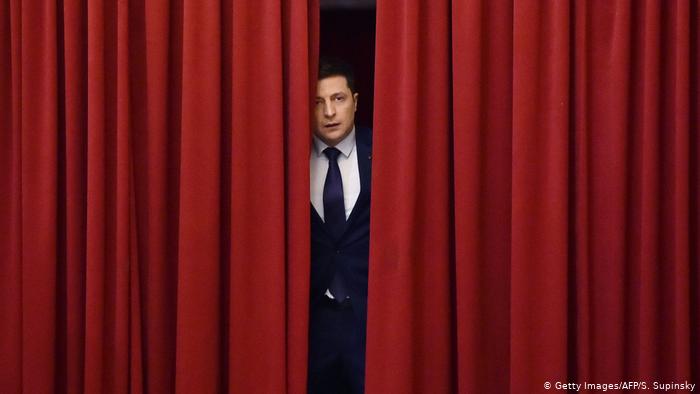 В целых регионах Украины на место "слуг" Зеленского приходят слуги Кремля. Они становятся "альтернативой" бесхребетной власти Киева