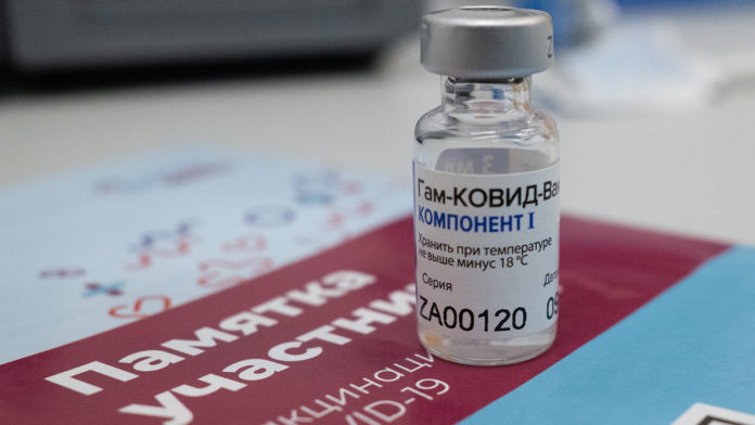 В России теперь три беды, а не две: к дуракам и дорогам добавился "Спутник V". Путин возьмет нас если не пулями, то псевдовакциной