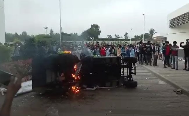 Разъяренные рабочие начали громить завод iPhone и жечь автомобили: видео