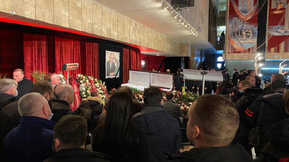 В Харькове прощаются с Кернесом. На церемонию пришли тысячи людей