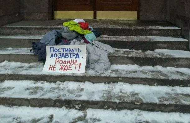 К зданию ФСБ в Петербурге начали приносить вещи на стирку