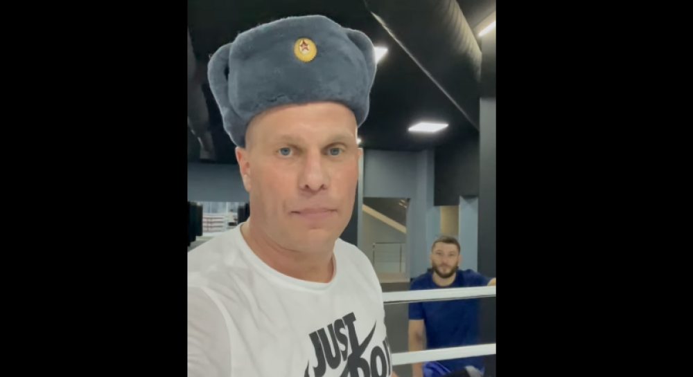 "Пошли на х..й со своей декоммунизацией". Кива в шапке с коммунистической символикой обратился к маме с тренировки