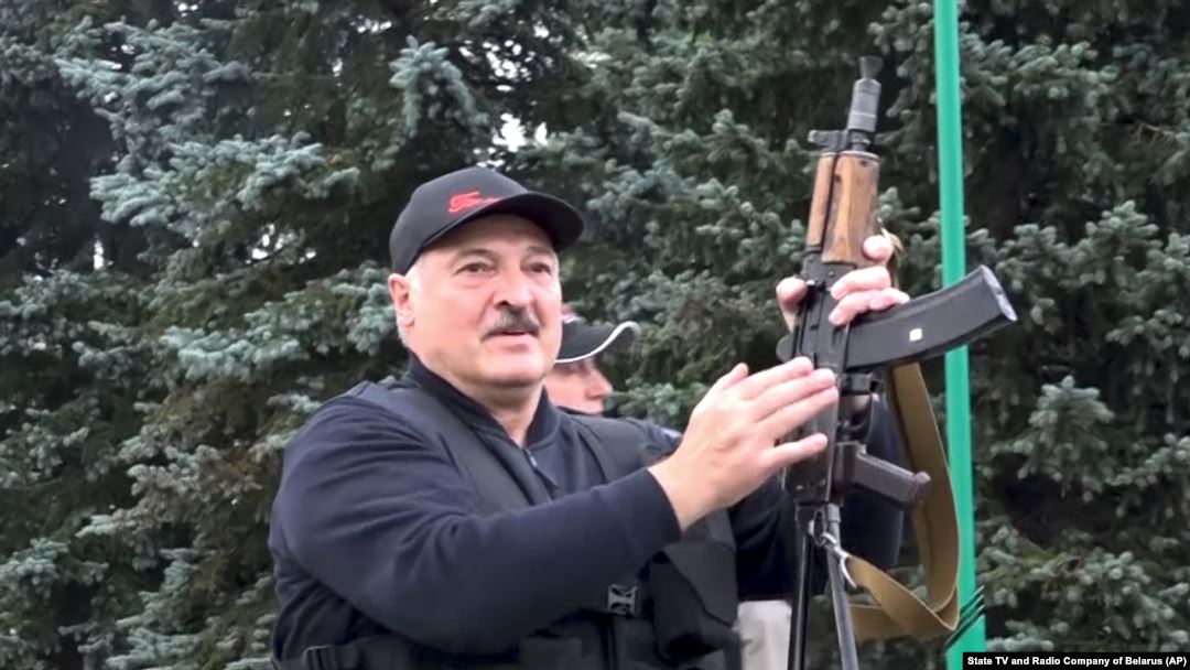 Gazeta Wyborcza: Беларусь превращается в классическую военную диктатуру