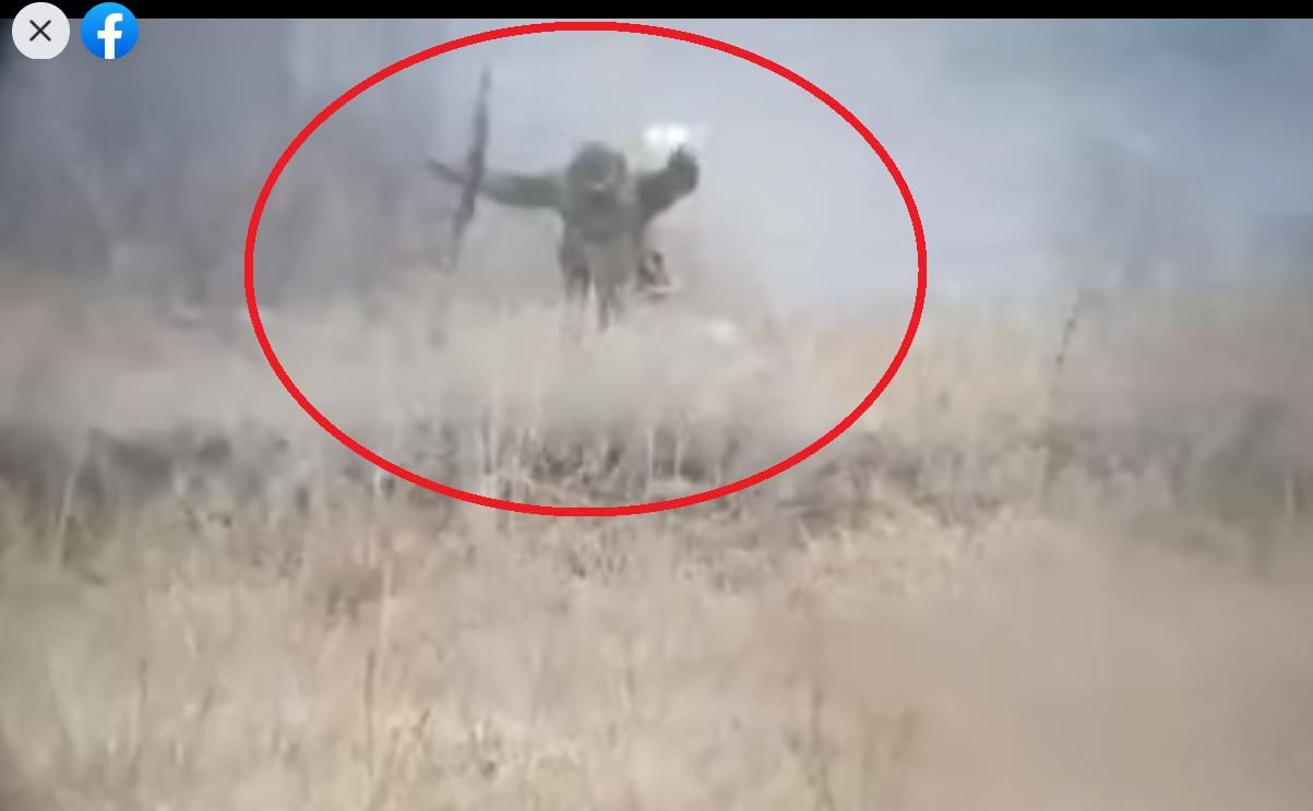 На Донбассе российский военный с АК-47 сдался в плен ВСУ, подняв руки и белый флаг (Видео)