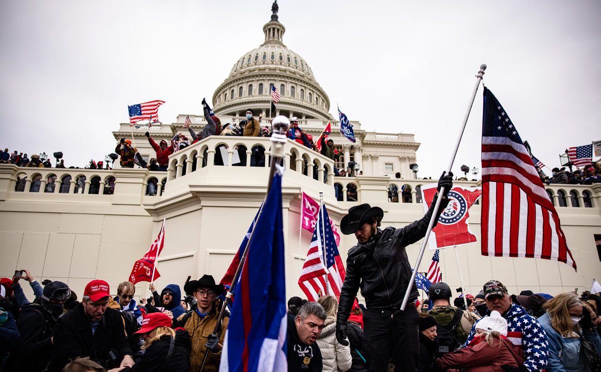Полиция США обещает по $1 тыс. за опознание митингующих. В США заведено уголовное дело по штурму Капитолия, "самопомилование" не спасет Трампа