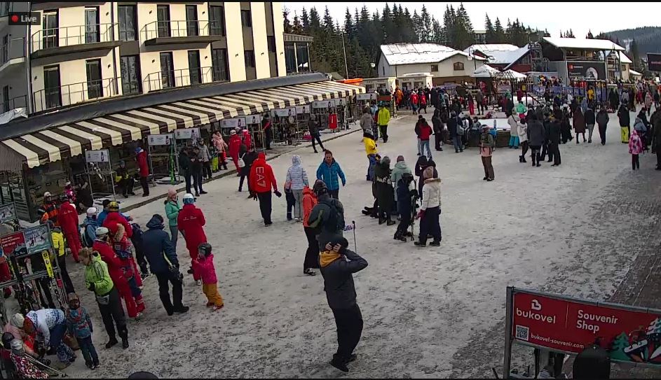 На популярном украинском горнолыжном курорте в разгар локдауна собираются огромные очереди: фото и видео