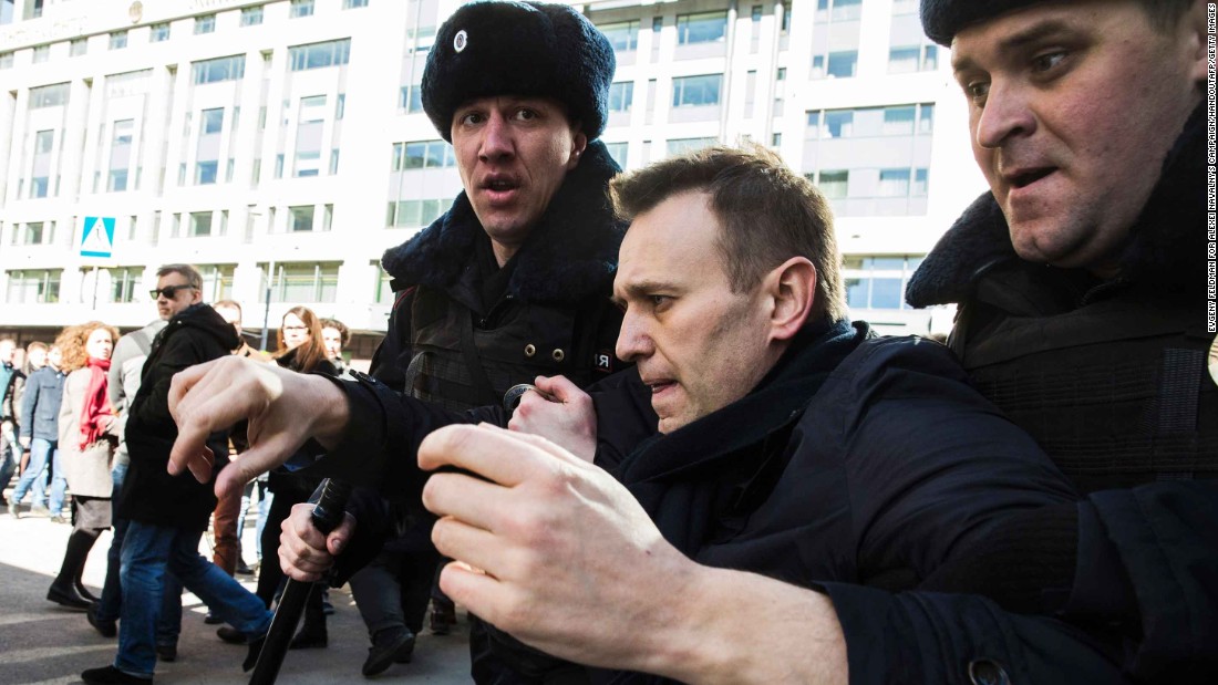Навального, возвращающегося в Россию, объявили в федеральный розыск. Документ