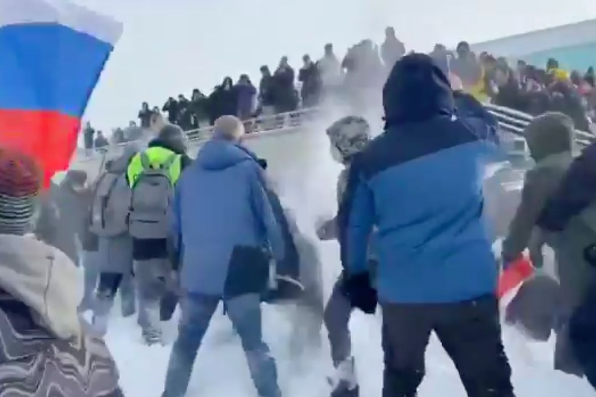 В Уфе протестующие забросали снегом ОМОН, скандируя: "Позор". Момент попал на видео