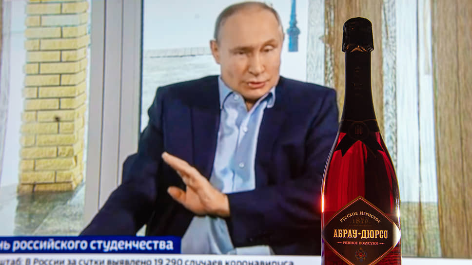 Конечно, Путин будет говорить, что ему в дворце ничего не принадлежит. Но он никогда не сможет объяснить, а кому же тогда принадлежит