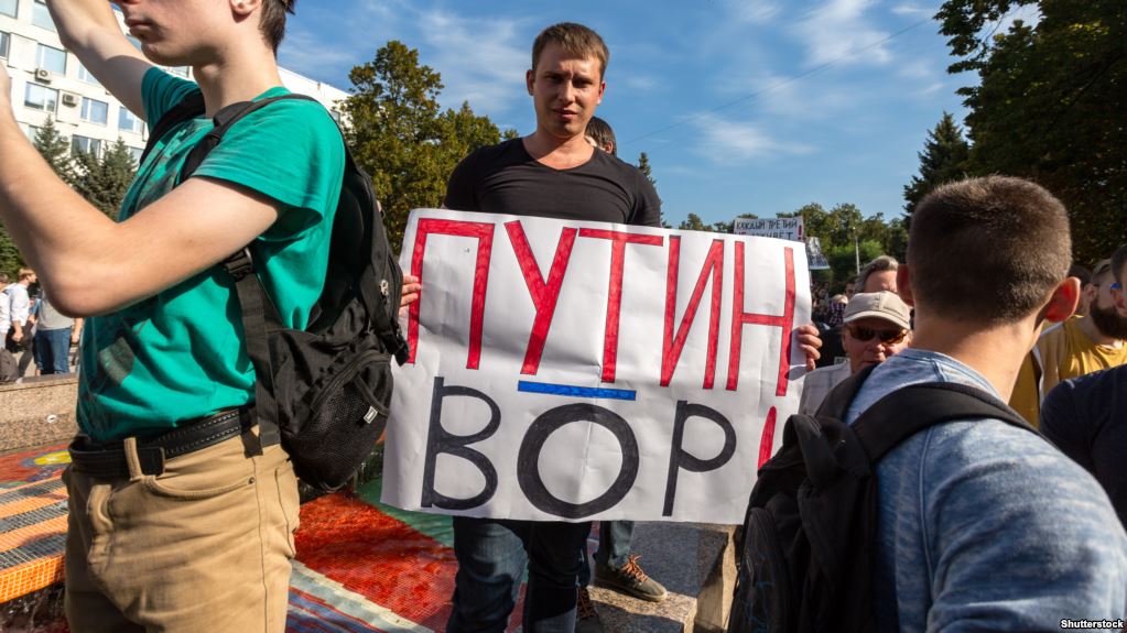 Почему лозунг “Путин вор” стал главным (ведь у России есть другие проблемы)?