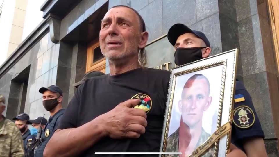 Отец погибшего на Донбассе морпеха Журавля считает Зеленского виновным в смерти сына (Видео)