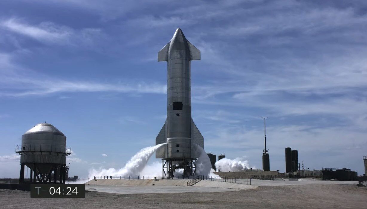 Космический корабль Маска успешно слетал туда-обратно. Но потом все равно взорвался: видео