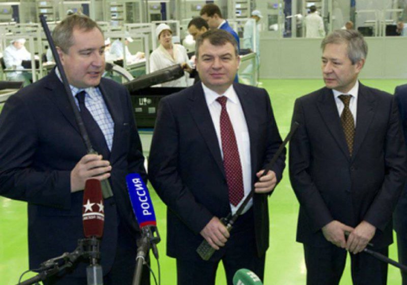 Крышевал бизнес шпиона Клюге молодой чиновник. Звали его Путин