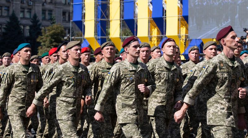 Порошенко поздравил добровольцев: "Они стали первым надежным щитом в войне с Россией"