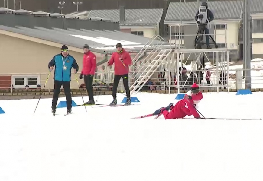 Участник «Минской лыжни - 2021» четыре раза упал, когда его начал обгонять Лукашенко