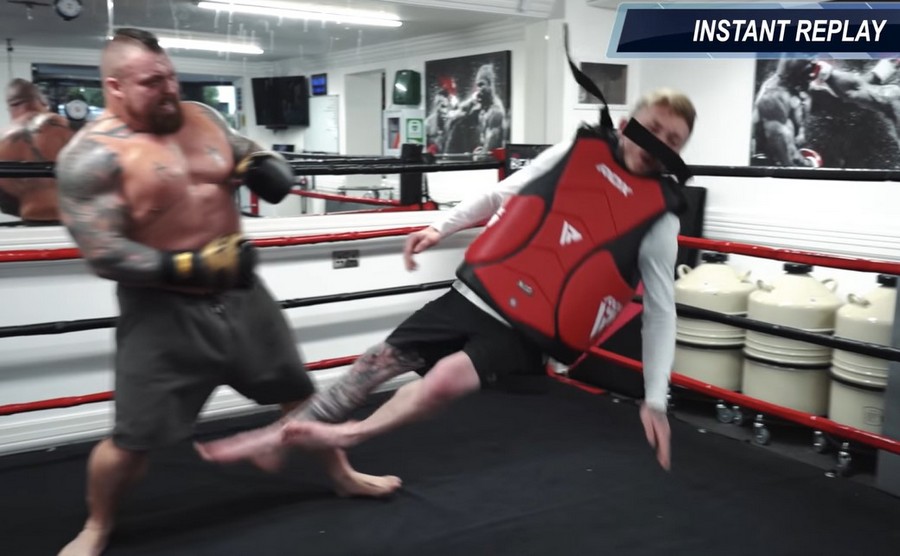 Гимнаст решил испытать на себе удар самого сильного человека на планете: видео его полета на ринге стало вирусным