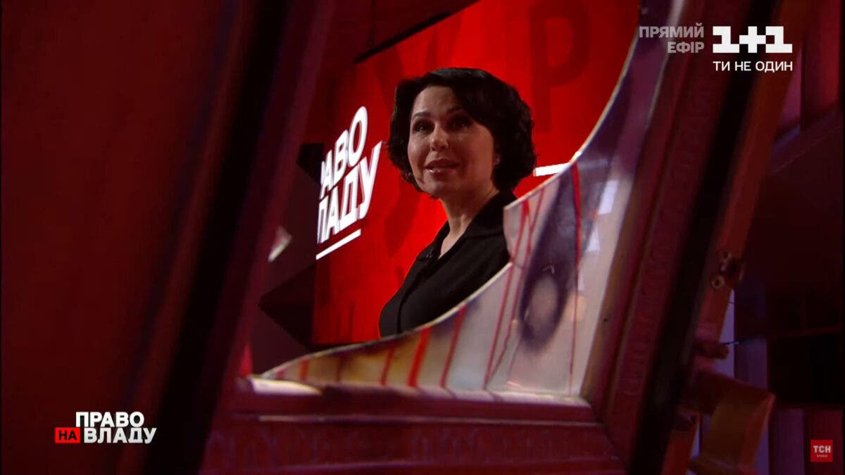 Обрисованные двери из Офиса президента привезли в студию «1+1» и показали на ток-шоу