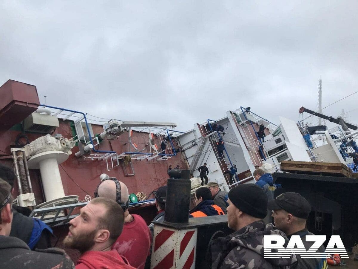 ⚡ На российском заводе перевернулось судно. В затопленном трюме могут быть люди (Видео)