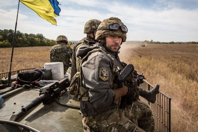 Почему нужно бежать? Армия разбита? Сдалась в плен? Убежала в Польшу? Исчезла? Не смущает?