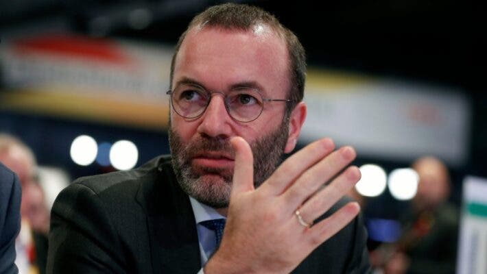 Заморозить счета олигархов и отключить от SWIFT: В ЕП предложили ответить на агрессию России