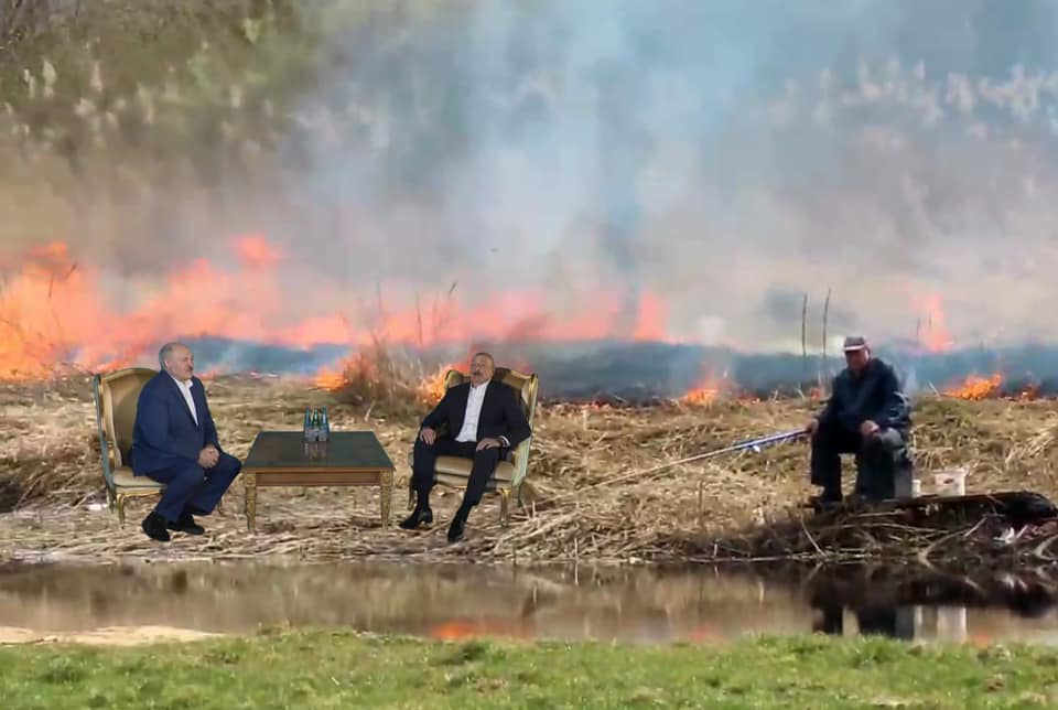 Страна в огне, а я на рыбалке: Лукашенко стал персонажем меткой фотожабы