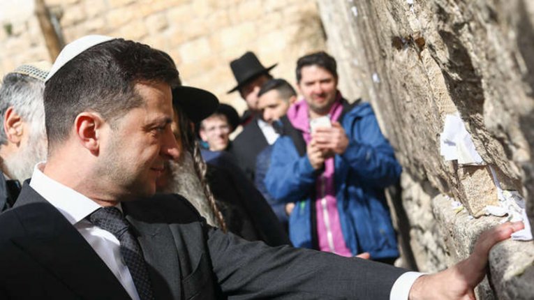 Зеленскому пригрозили "интересными документами" о его гражданстве, которые приведут к импичменту