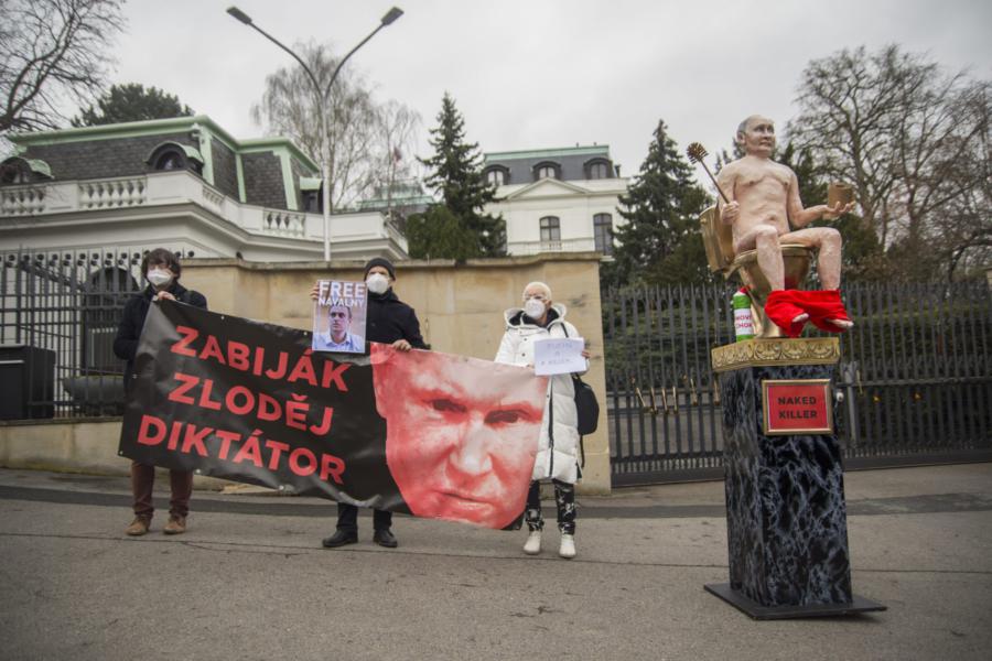 ✔️ Под посольством РФ в Чехии установили статую голого Путина на золотом унитазе