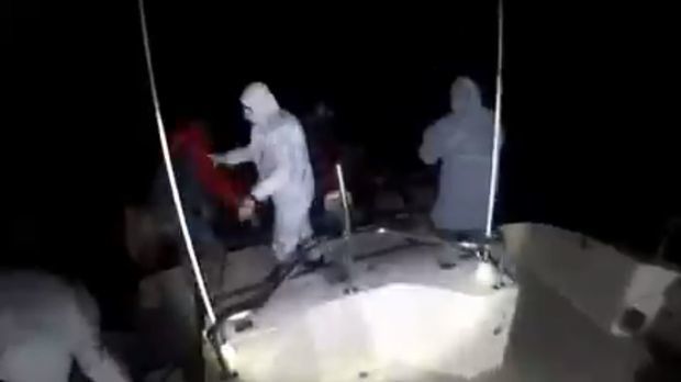 Турция спасла мигрантов, которых якобы пыталась сжечь береговая охрана Греции. ВИДЕО