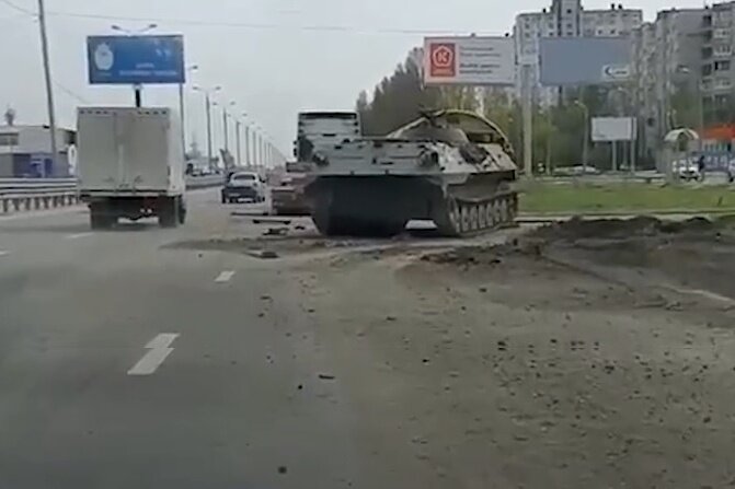 В российском Волгограде при перевозке c прицепа уронили бронемашину (Видео)