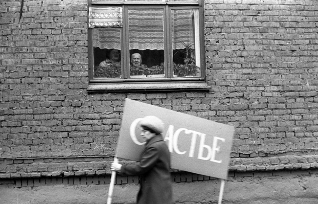 Не надо троллить желающих вернуться в СССР! Имеют право. Главное, чтобы они не забывали выписывать газеты. Туалетной бумаги-то не будет