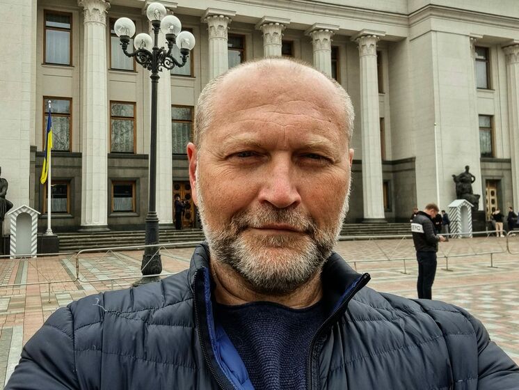 Если я или мой родственник въедет в РФ, нас задержит ФСБ. А Лещенко, видимо, друг Кремля, раз его жена спокойно ездит в Москву на заработки - Береза