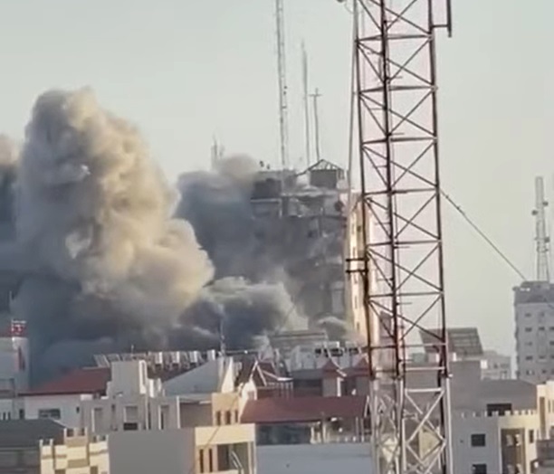 В секторе Газа уничтожили здание с офисами для журналистов: видео момента удара