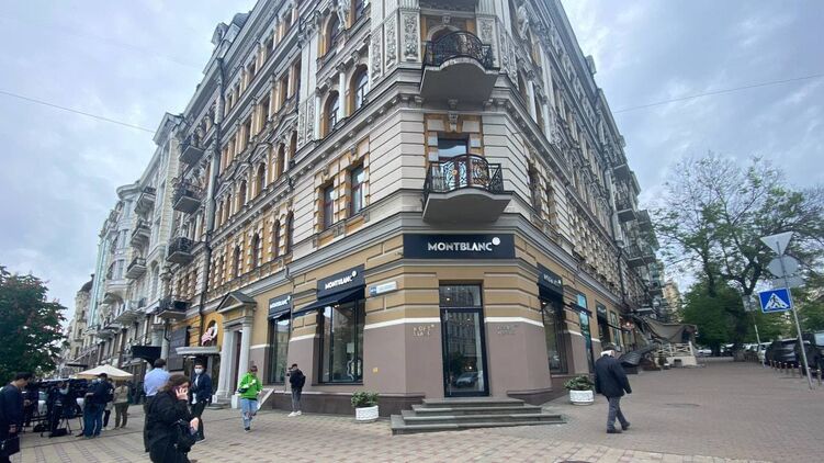 Кличко обнародовал видео с камер наблюдения визита правоохранителей в его квартиру