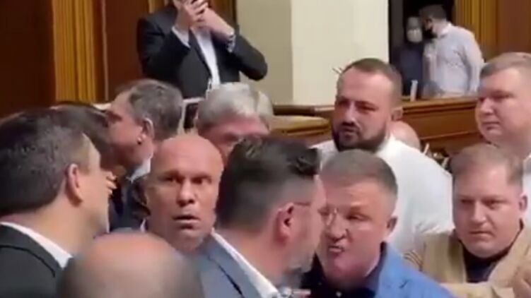 В Раде произошла драка после слов «слуги народа» о расстреле ОПЗЖ