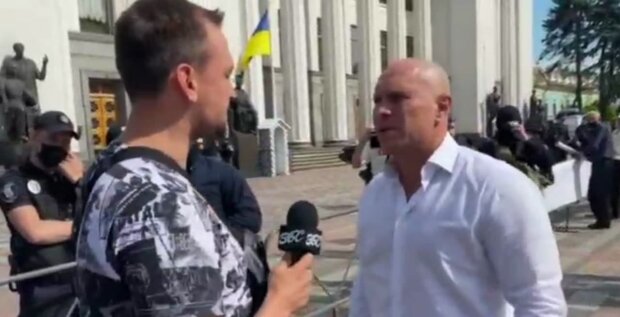 Кива неудачно расшифровал три буквы на микрофоне у журналиста: "Помурчать-подрынчать" (Видео)