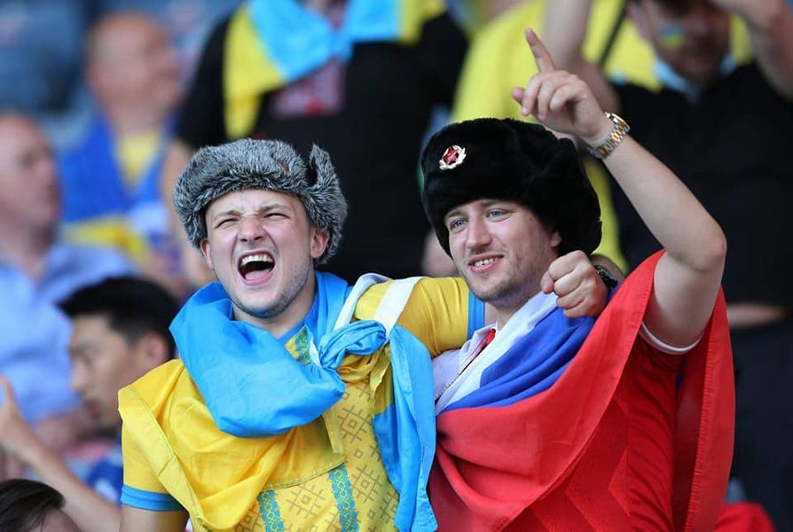 Болельщик в ушанке и с российским флагом оказался на украинской трибуне. Произошла потасовка - ушанка пропала, триколор тоже. Видео