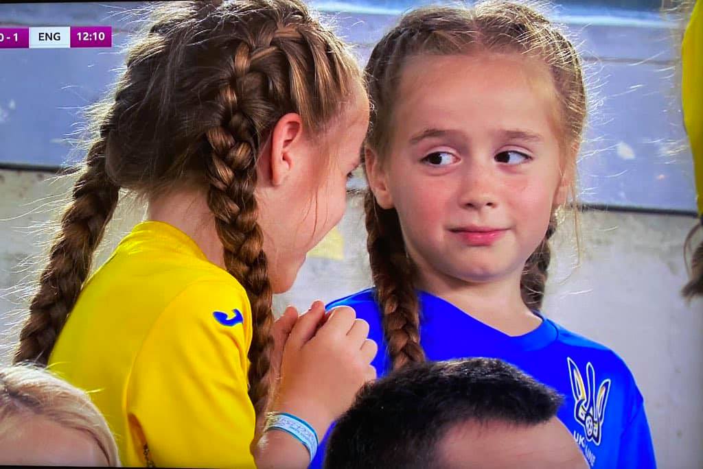 Самые верные фанатки: Фото эмоциональных 7-летних близняшек-украинок на матче с Англией облетели Сеть