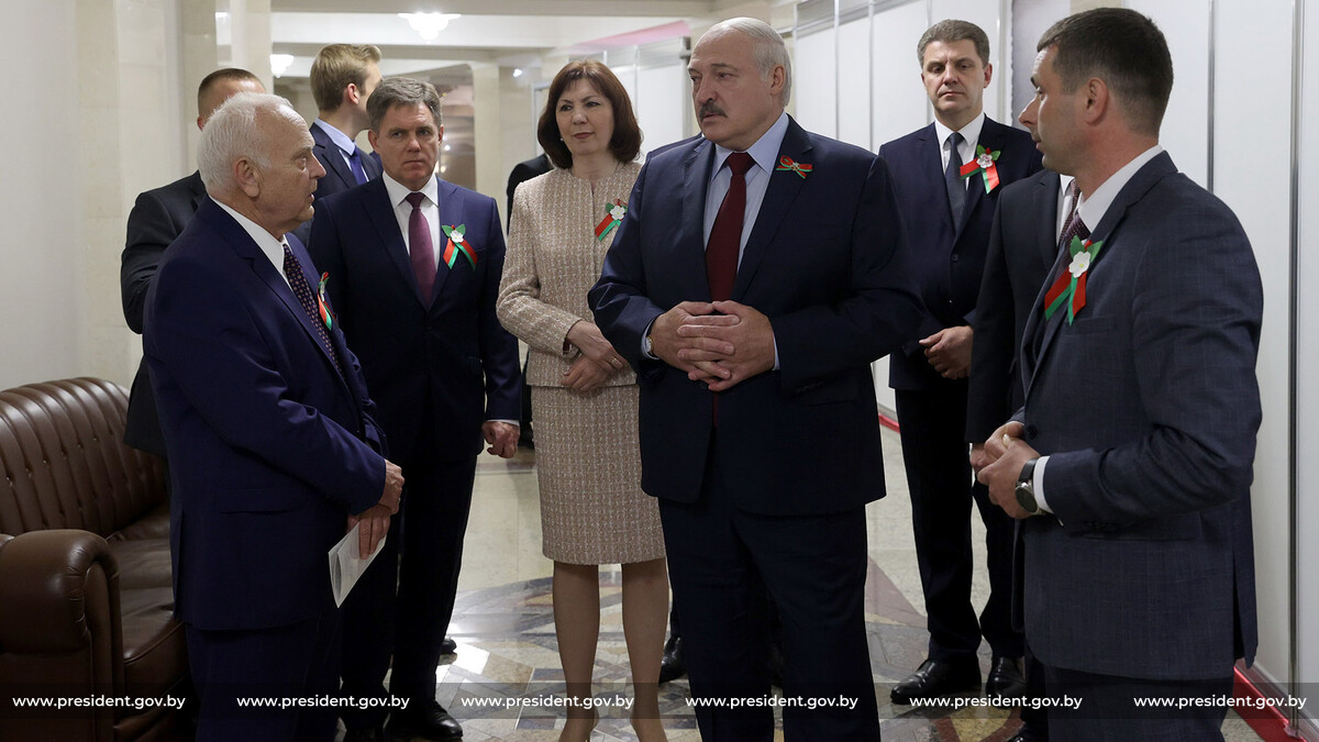 "Там жестокие, бешеные законы, они не для вас". Лукашенко призвал белорусскую интеллигенцию не вмешиваться в политику