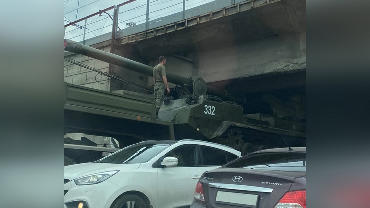 В Новосибирске произошел дикий конфуз при перевозке одной из самых мощных пушек в мире: видео