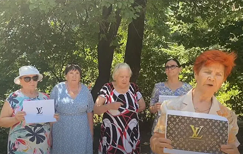 Российские пенсионерки из "Отрядов Путина" потребовали запретить в России Louis Vuitton. ВИДЕО