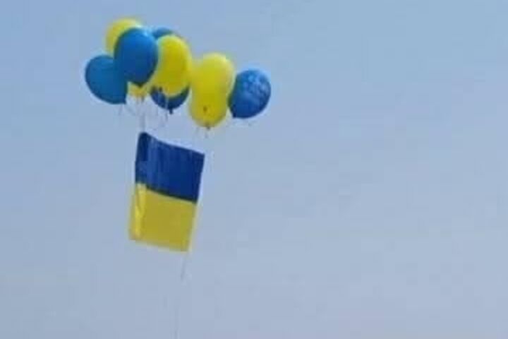 В Ялте запустили в небо флаг Украины (Видео)