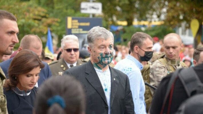 Порошенко облили зеленкой в Киеве (видео)