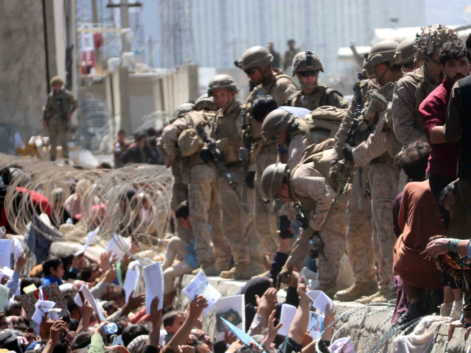 ИГИЛ взял на себя ответственность за взрыв у аэропорта Кабула. Погибло не менее 12 военных США