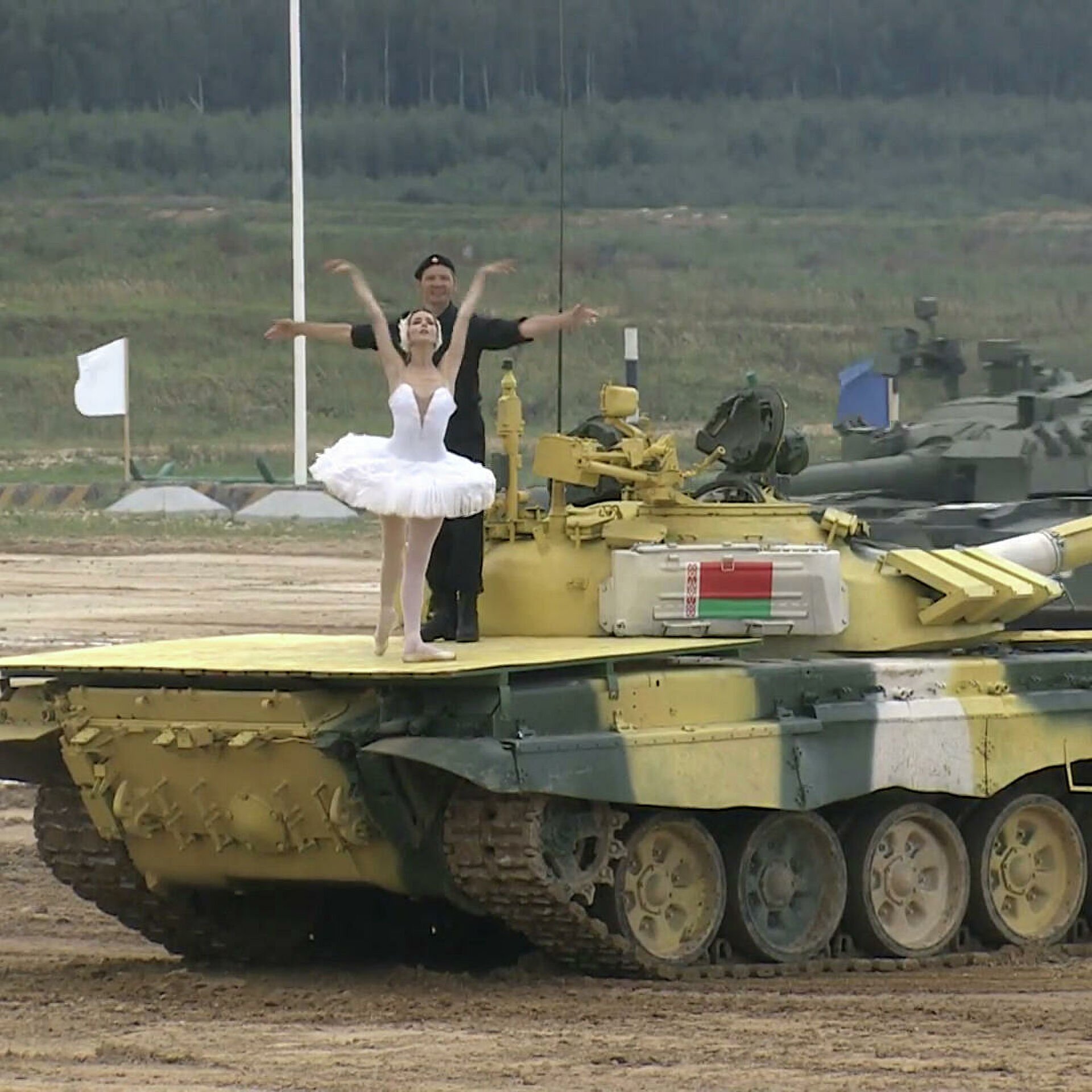 Российские военные провели балет "Лебединое озеро" на белорусских танках. ВИДЕО