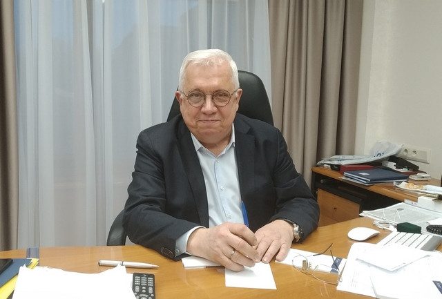 Заслужил так заслужил: строителю самого дорогого туалета в Украине вручили орден "За заслуги"