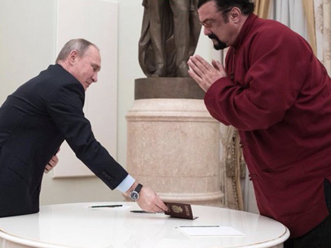 Власти США решили взыскать $200 тыс. со Стивена Сигала, переехавшего в РФ