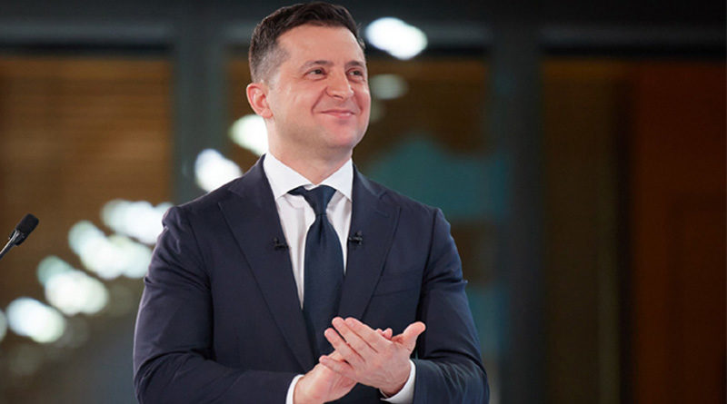 Рейтинг Зеленского основан на финансовой поддержке Запада. Но при этом президент обвиняет Запад в том, что он не помогает Украине. Парадокс