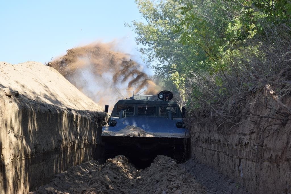 Пограничники активно строят фортификации на границе с Россией