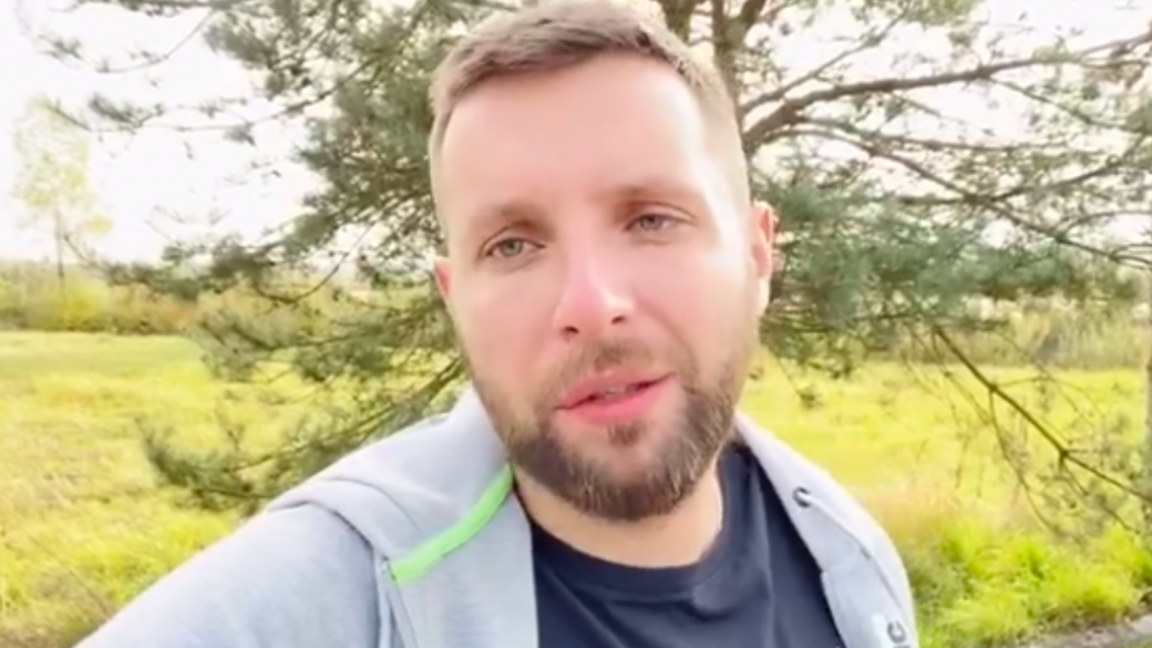 "Когда убивают простых людей - видео в Инстаграме нет, а как задели бизнес-партнера президента, так страну переворачивают", - Парасюк